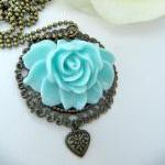 Vintage style blue flower n..